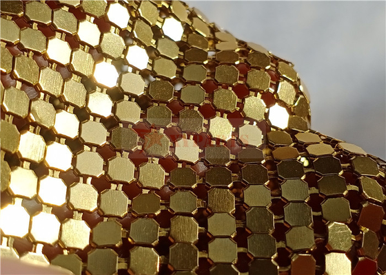 Oda Bölücü Perde Olarak Kullanılan Altın Renkli Metal Pullu Kumaş 4x4mm